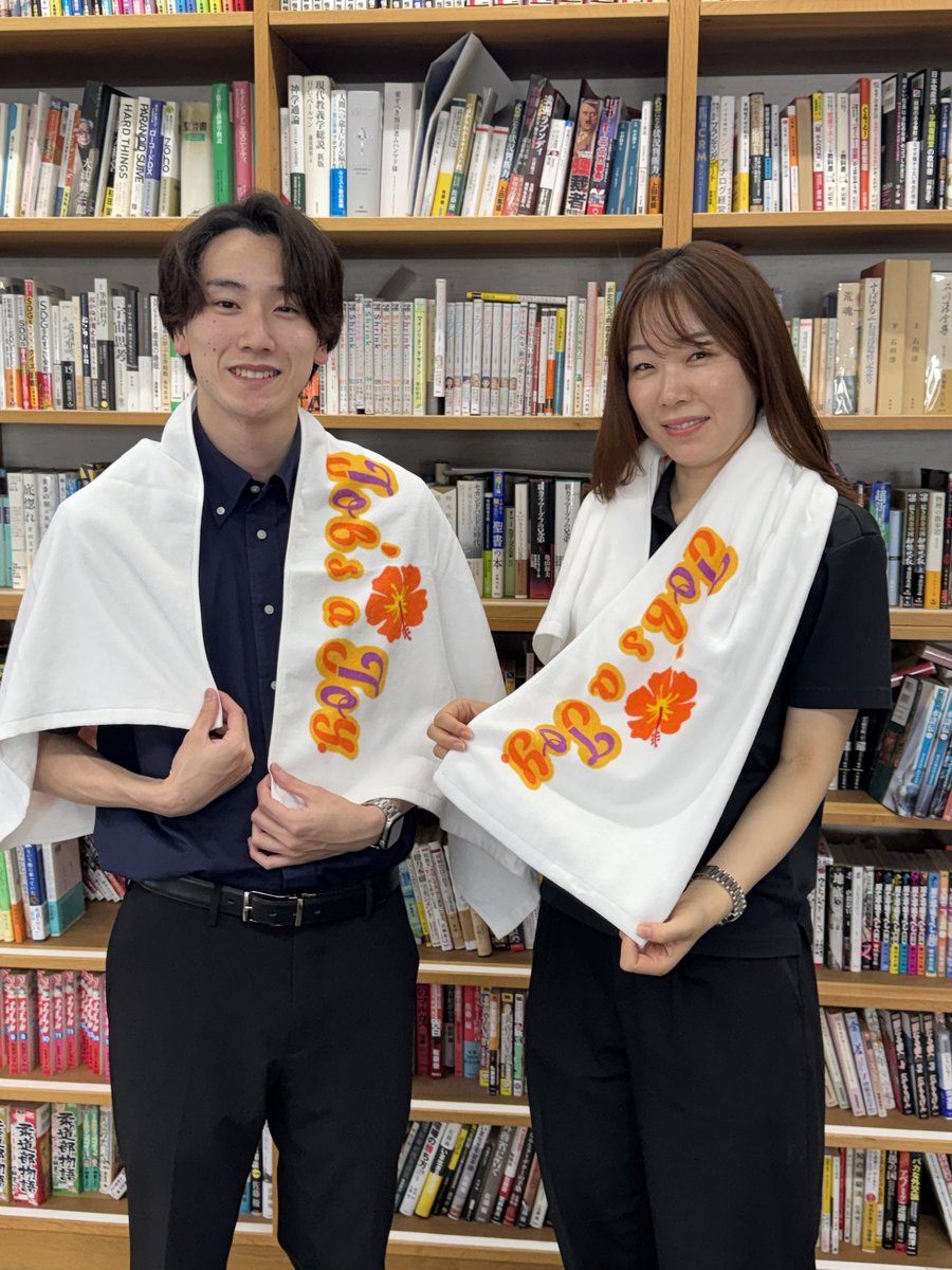 タオルを肩にかけた社員2名